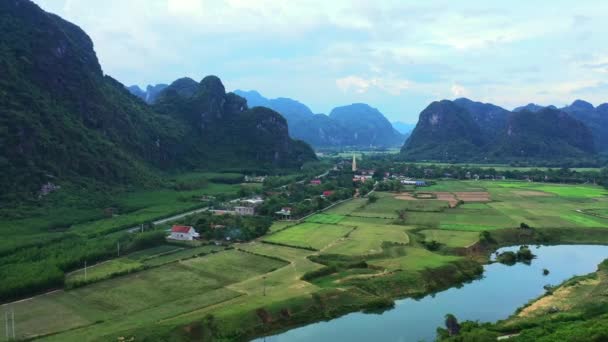 Φύση Βουνά Και Υπέργεια Του Χωριού Από Ποτάμι Για Ταξιδιωτικό — Αρχείο Βίντεο