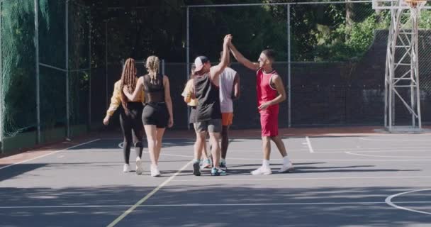 Basketbal Vrienden High Five Wandelen Rechtbank Voor Wedstrijd Spel Sport — Stockvideo