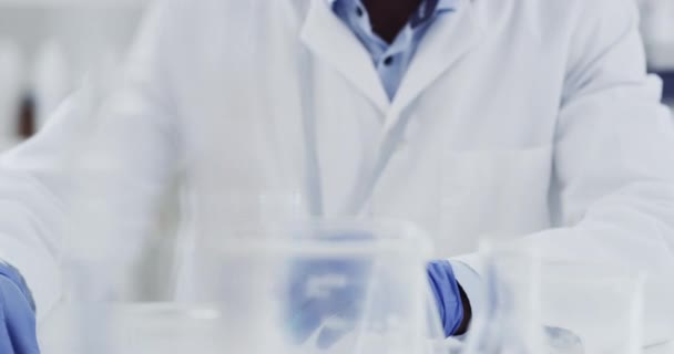 Скляна Колба Лабораторна Вчена Людина Наукових Дослідженнях Медичному Аналізі Іспиті — стокове відео