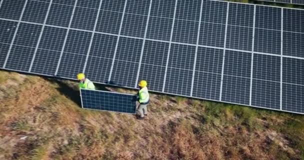 Drohne Technik Oder Menschen Mit Sonnenkollektoren Freien Für Erneuerbare Energien — Stockvideo