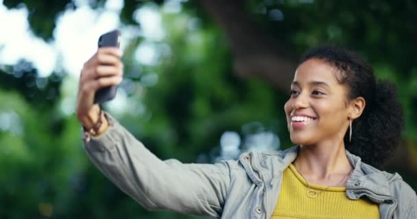 Kvinna Student Och Selfie Park Eller Stad För Sociala Medier — Stockvideo