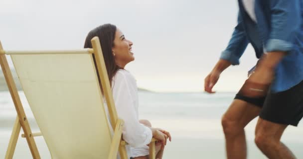 Strand Voorhoofd Aanraking Gelukkig Paar Ontspannen Samen Zorg Hechte Glimlach — Stockvideo