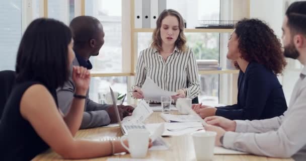 Kadını Ekip Ofis Toplantısında Şirket Büyümesi Reklam Ajansındaki Beyin Fırtınası — Stok video