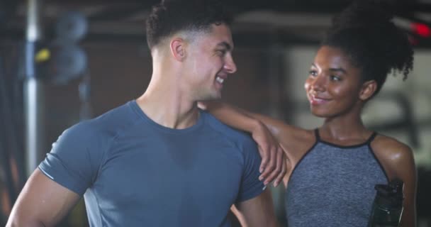 Ευτυχισμένο Πρόσωπο Και Fitness Ζευγάρι Στο Γυμναστήριο Για Την Κατάρτιση — Αρχείο Βίντεο