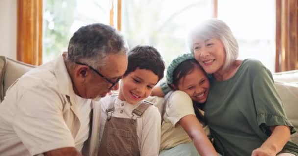 Avós Feliz Rosto Crianças Sofá Abraço Para Ligação Relacionamento Relaxar — Vídeo de Stock