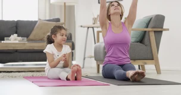 Matka Nauczanie Córka Jogę Ćwiczenia Wellness Salonie Podłogi Rozciągające Się — Wideo stockowe