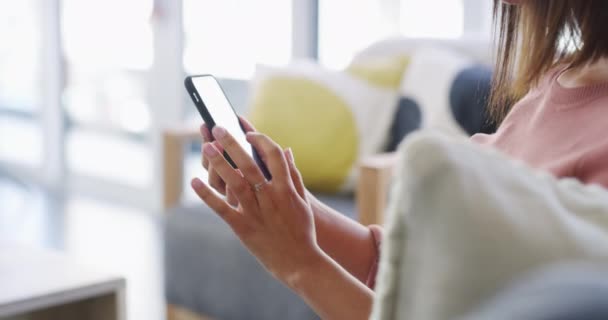Telefon Gülümseme Kadın Oturma Odasındaki Bir Kanepede Sosyal Medyada Mobil — Stok video