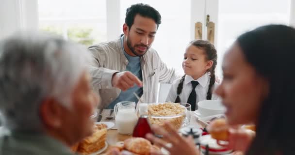 Śniadanie Uczennica Rano Dużą Rodziną Przy Stole Jedzenie Wdzięczność Wellness — Wideo stockowe