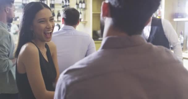 Man Vrouw Lach Bij Nachtclub Drankje Voor Date Flirt Romantiek — Stockvideo