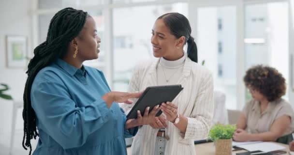 Mujeres Negocios Tabletas Consejos Trabajo Equipo Planificación Estrategias Marketing Redes — Vídeos de Stock