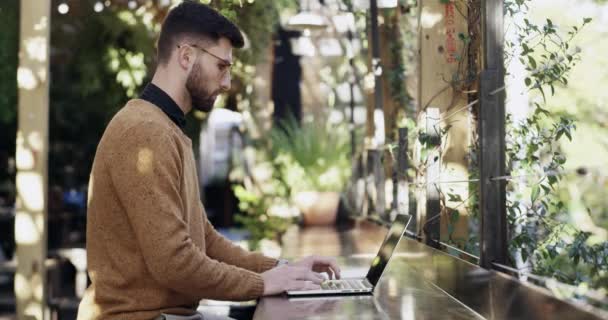 Adamım Bir Kafede Uzaktan Çalışma Için Internet Dizüstü Bilgisayar Posta — Stok video