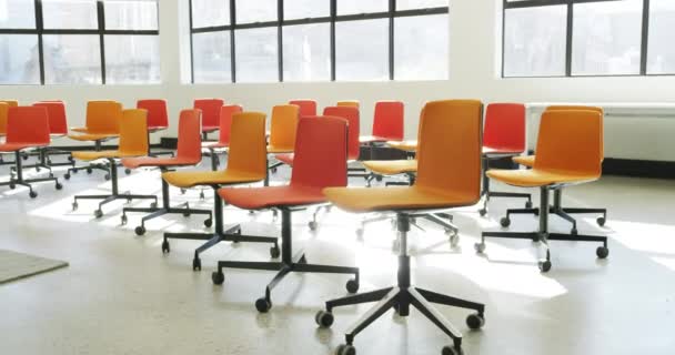 工作场所的空房间 会议室和椅子 配有办公 职业和工作空间的家具 与公司合办的会议 工作坊或展示的办公室空间 座位及室内设计 — 图库视频影像