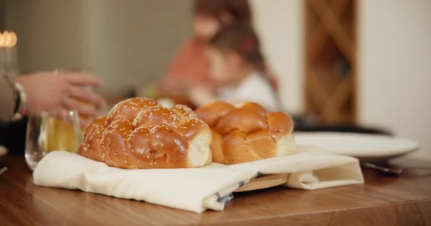Brood Challah Eten Tafel Voor Shabbat Feest Feest Met Familie — Stockvideo