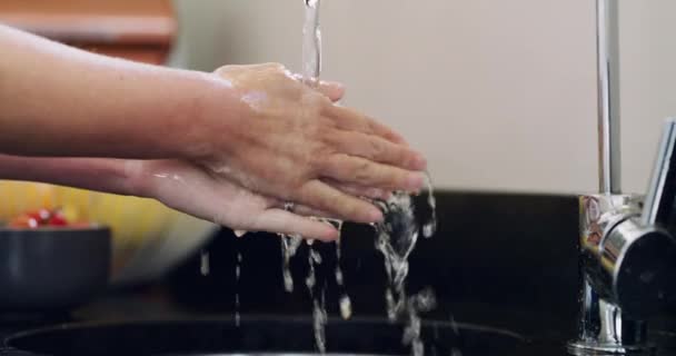 Nahaufnahme Person Oder Hände Waschen Mit Wasser Der Küche Für — Stockvideo