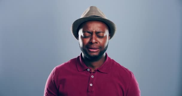 Deprimido Cara Hombre Negro Llorando Estudio Por Noticias Tristes Crisis — Vídeos de Stock