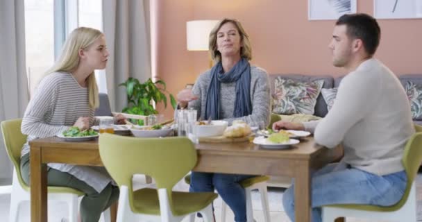 Frustreret Mor Spisning Eller Søskende Kæmper Stuen Tvist Argument Eller – Stock-video