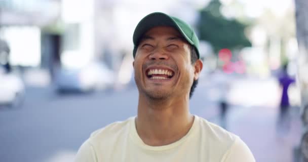 ストリートで顔 おかしな アジアの男性 都市の町で幸せで屋外 地下鉄道や歩道 ポートレート キャップの人は都市で笑う 笑顔や興奮顔の表情 絵文字やコメディ 冗談やユーモア — ストック動画