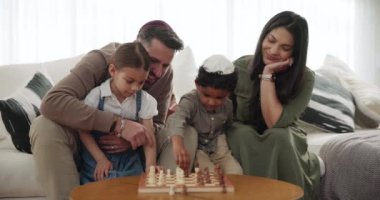 Yahudi ailesinde ebeveynler, çocuklar ve satranç oynamak, öğrenme stratejisi veya rekabet. Anne, baba ya da kardeş desteği ya da birlikte din etkinliği, beceri geliştirme ya da ebeveyn bağlantısı.