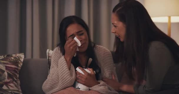 Wanita Menangis Dan Krim Sofa Dengan Teman Dalam Mendukung Patah — Stok Video