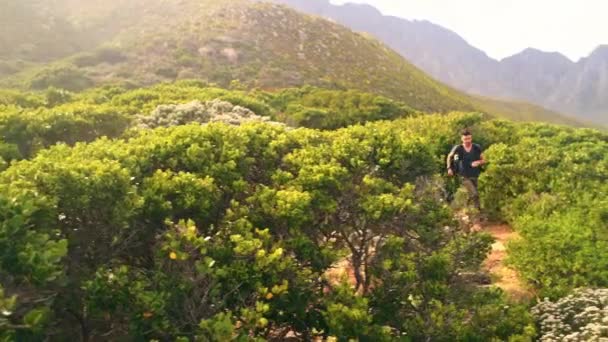Hombre Senderismo Ejercicio Para Aptitud Correr Relajarse Montaña Salud Bienestar — Vídeo de stock