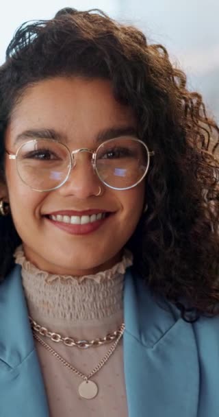 Посмішка Гордість Обличчя Ділової Жінки Офісі Позитивним Хорошим Впевненим Ставленням — стокове відео