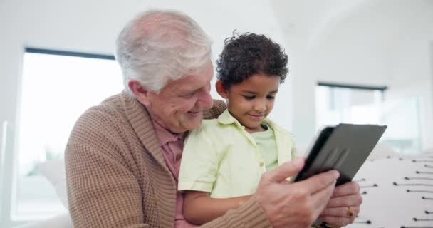 Dědeček Dítě Tablet Pro Domácí Výuku Learningovou Podporu Mluvení Smích — Stock video