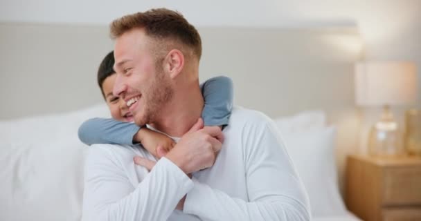 拥抱和父亲与孩子在家里为爱 结合和爱的关系在一起 父母和带着小男孩的快乐爸爸抱在怀里 在床上寻求支持 照顾和放松 — 图库视频影像
