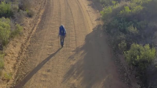 Drone Cestování Osoba Trekking Přírodě Svobodou Dobrodružství Nebo Pěší Cesty — Stock video