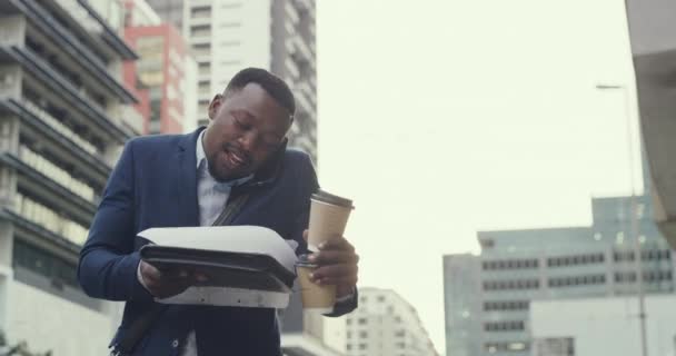 Obchodník Rozlévá Kávu Odhazuje Telefony Papírování Zatímco Spěchá Chodí Mluví — Stock video