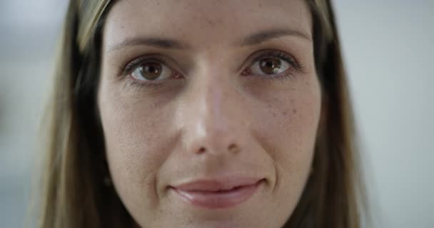 Šťastná Žena Tvář Oči Detailu Úsměv Nebo Pozitivní Výraz Postoj — Stock video