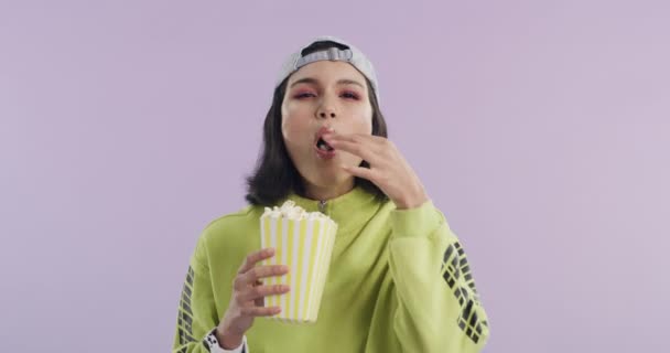 Kobieta Jedząc Popcorn Szczęśliwy Studio Oglądania Filmów Przekąski Jedzenie Rozrywki — Wideo stockowe