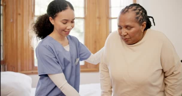 看護師 ウォーカー 障害のある女性 リハビリテーション 退職後の家庭 サポートに役立ちます 黒人のシニア人 理学療法士 モビリティ バランス — ストック動画