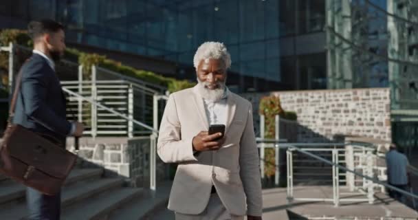 ビジョン 成熟したビジネスマンは 未来を考えながら朝通勤します 都市街で屋外を歩く黒人とアイデア コミュニケーション ネットワーキング — ストック動画