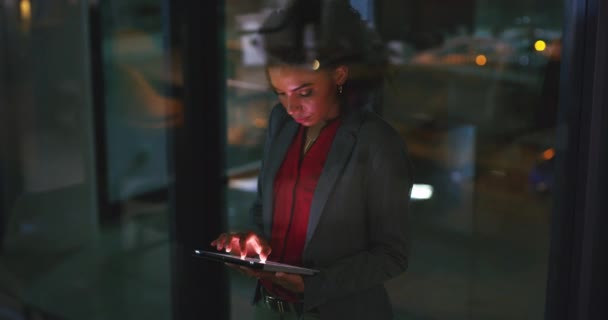 商业女性 平板电脑和夜间工作与营销研究 规划和社交媒体评论 用于Bokeh数据分析的数字技术专业非洲分析员或雇员打字 — 图库视频影像
