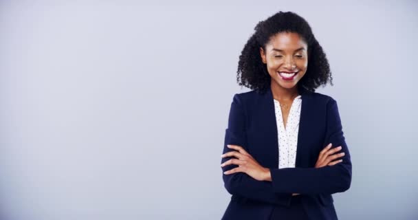 Estúdio Mulher Negra Feliz Polegares Para Cima Para Acordo Corporativo — Vídeo de Stock