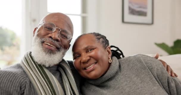 Gesicht Glückliches Älteres Schwarzes Paar Und Liebe Hause Mit Sorgfalt — Stockvideo