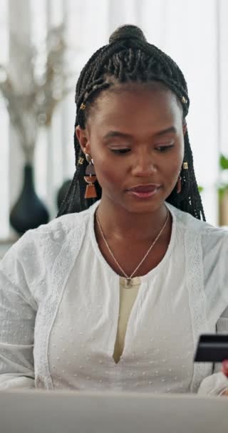 信用卡 笔记本电脑 黑人妇女付款 投资和打字与互联网 连接和网上购物 银行业 非洲人或与电子商务公司 经济公司或家庭的交易 — 图库视频影像