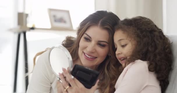 Madre Hija Maquillaje Cepillo Con Feliz Para Unión Cosméticos Sombra — Vídeos de Stock