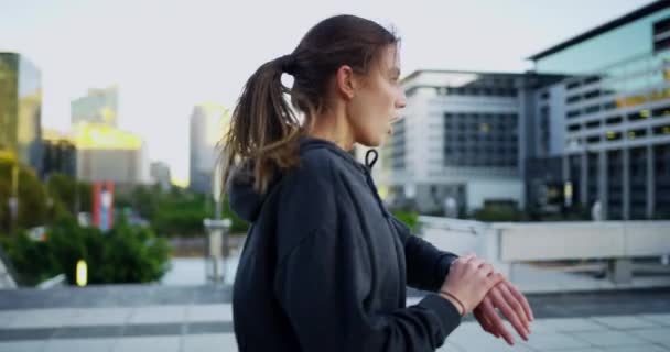 Läuferin Checke Smart Watch Und Stadt Mit Fortschritt Timer Und — Stockvideo