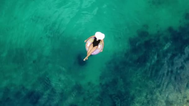 수영을 그리고 바다를 공중과 팽창식 반지를 태국에서 야외와 진정과 — 비디오