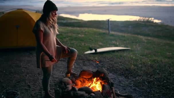 Fogo Camping Mulher Com Marshmallow Natureza Férias Férias Aventura Livre — Vídeo de Stock