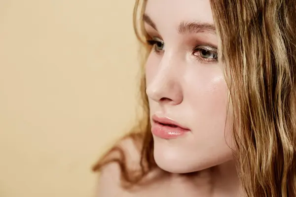 Kobieta Twarz Piękno Naturalny Makijaż Pielęgnacja Skóry Wellness Dermatologia Blask — Zdjęcie stockowe