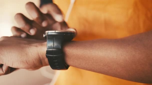 手表和时间设置的健身室外 健康跟踪器和有氧运动与技术进行锻炼 测量与运动员 心血管和健康有关的训练或锻炼的心率 — 图库视频影像
