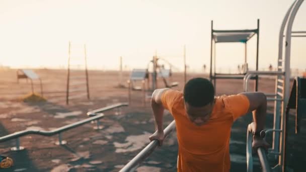 Pria Kulit Hitam Kebugaran Dan Olahraga Taman Saat Matahari Terbenam — Stok Video