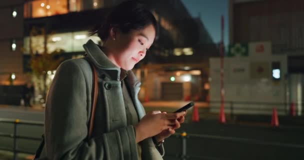 亚洲女人 电话和打字在夜市为交流 社交媒体或户外网络 在城市里 年轻的商界女性可以在深夜用智能手机聊天或发短信 — 图库视频影像