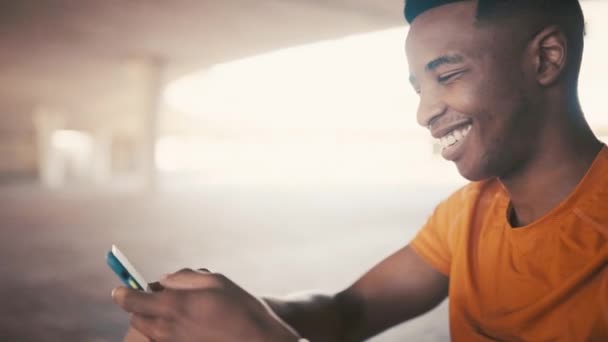 Homme Noir Smartphone Vérifier Les Médias Sociaux Après Exercice Mail — Video