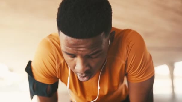 Homem Negro Fitness Break Treino Exercício Cardio Intenso Treinamento Livre — Vídeo de Stock