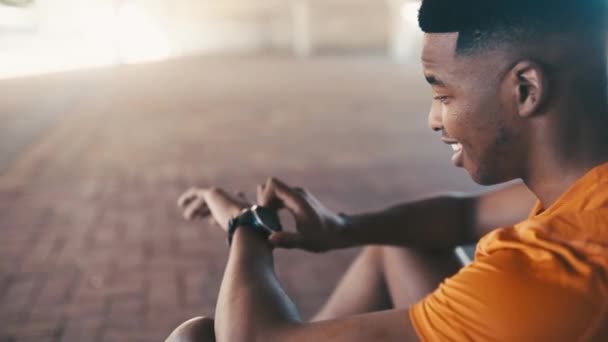 Černoch Podívejte Hodinky Šťastný Cvičením Pokroku Běžec Kardiovaskulární Zdraví Pro — Stock video