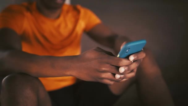 Manos Teléfono Inteligente Comprobar Las Redes Sociales Después Del Ejercicio — Vídeo de stock