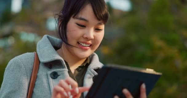 亚洲妇女 平板电脑和城市的社交媒体 研究或户外运动网络交流 在城市里 快乐女性的脸在网上搜索 聊天或发短信的技术上笑着 — 图库视频影像